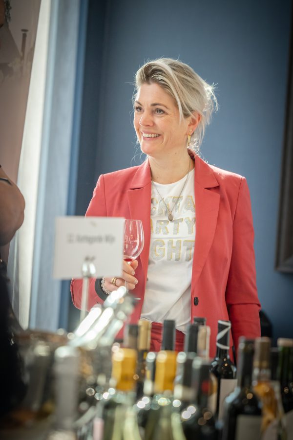 Vrouw met glas wijn tijdens een wijnproeverij