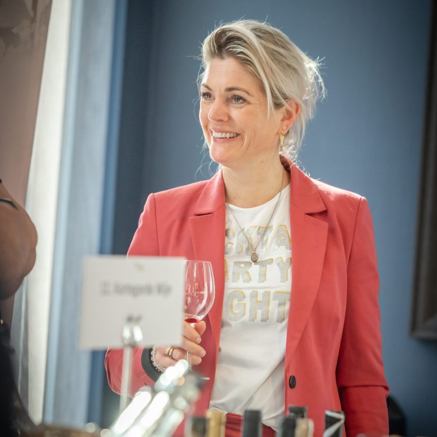 Vrouw met glas wijn tijdens een wijnproeverij