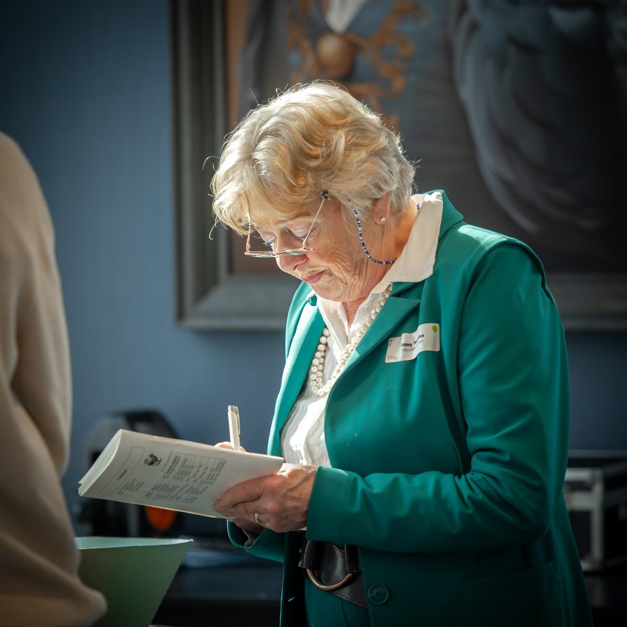 Vrouw beoordeelt wijnen tijdens wijnproeverij