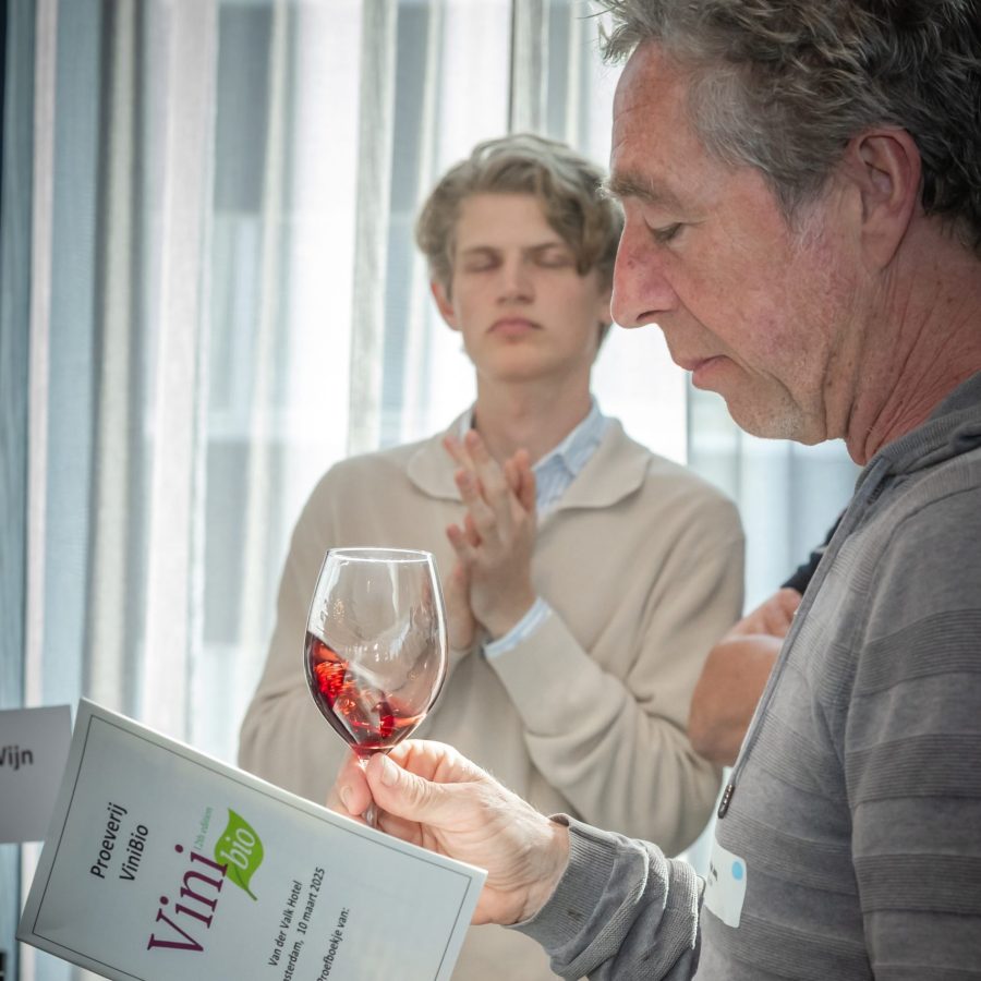 Wijnproeverij Kortegarde wijnen man met rode wijn