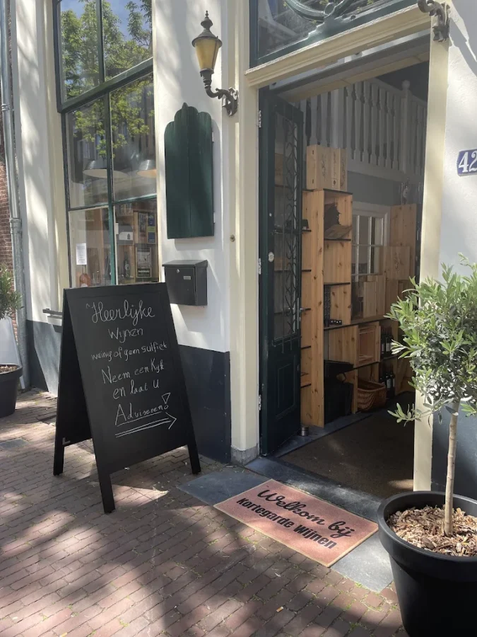 Kortegarde Wijnwinkel in Amersfoort met bord en deuropening