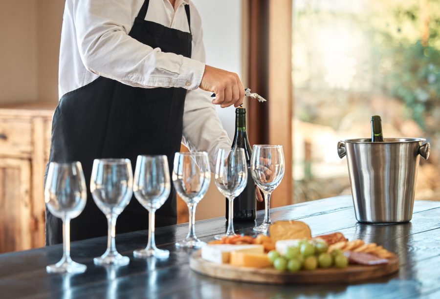 Wijnproeverij Overijssel openen rode wijn fles