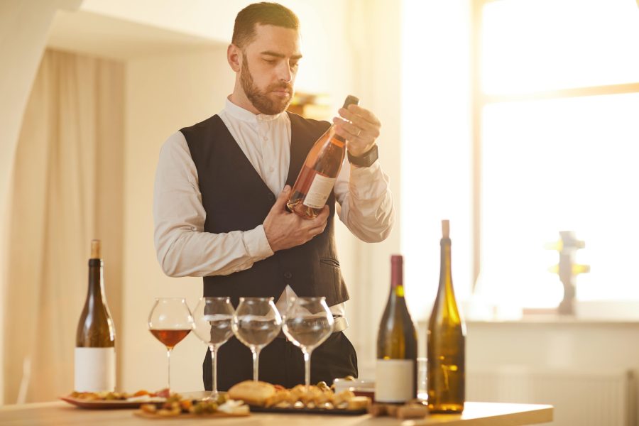 Sommelier met een fles wijn voor wijnproeverij Zwolle