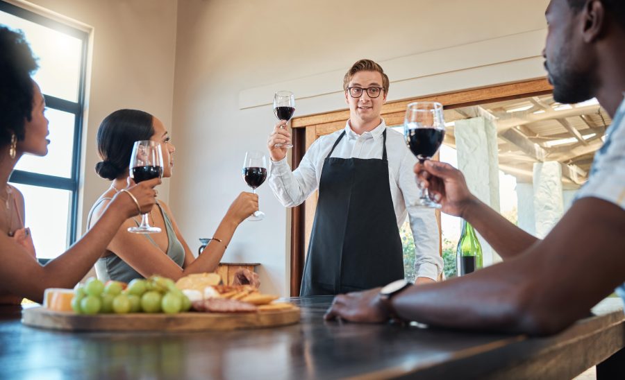 Sommelier tijdens een wijnproeverij in Overijssel. Groep mensen met glas rode wijn om te proeven