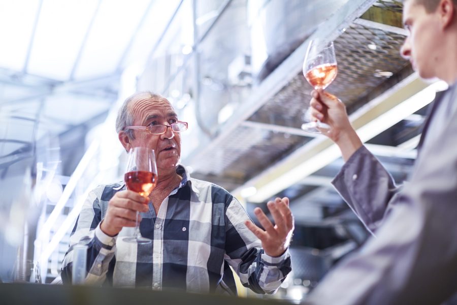 Wijnproeverij in Enschede. Twee mannen met een glas rosé Kortegarde